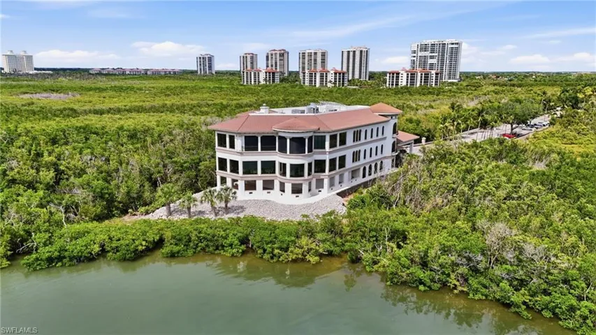The Colony Bay Club- Bay Views and Dining lub