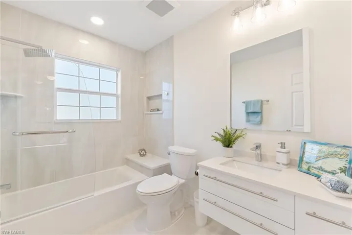 Full bathroom with vanity, toilet, and tiled shower / bath