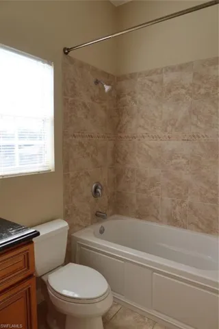 Second bathroom Tub and shower