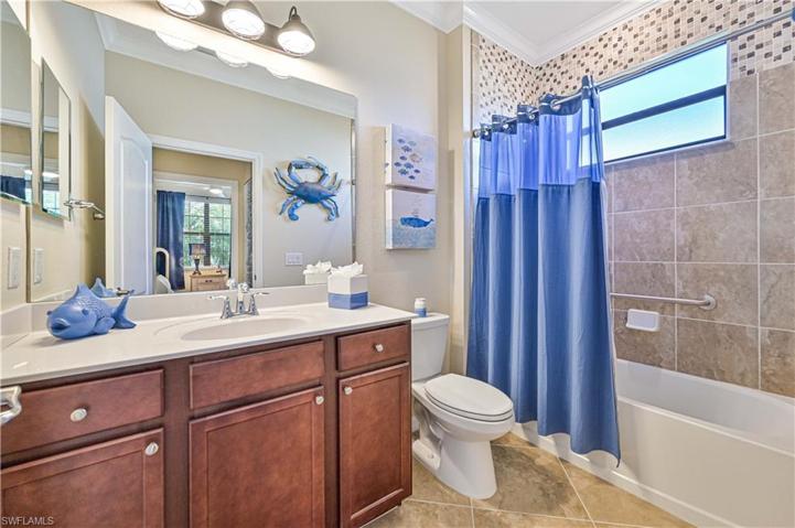 Guest Bathroom with Shower/ Tub