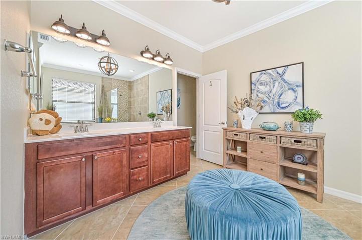 Large Master Bath - Dual Sinks - Large Shower - Soaker Tub