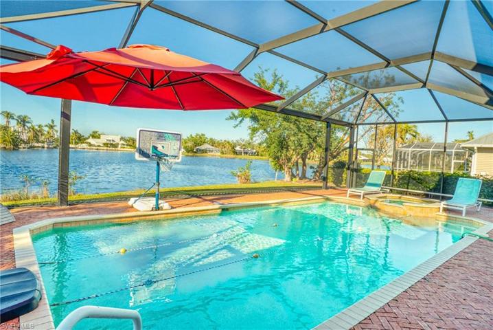 Pool w Lakeview