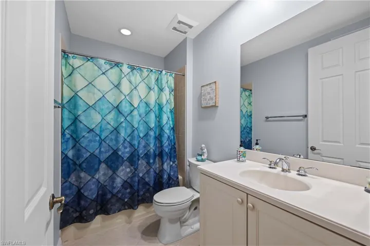 Guest/Common Bathroom