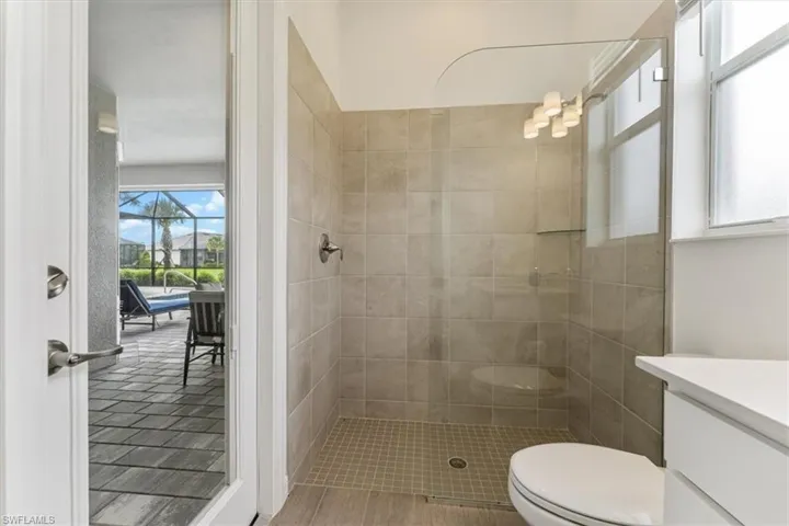 Guest Bathroom with access to Pool