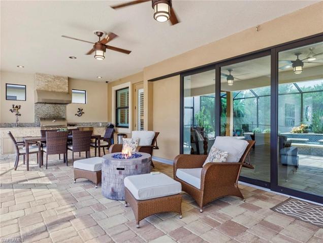 Covered dining, lounging on Lanai