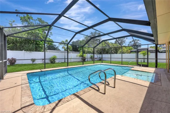 124  Flame Vine  DR, Naples, FL 34110