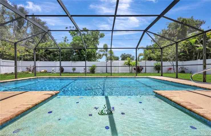 124  Flame Vine  DR, Naples, FL 34110