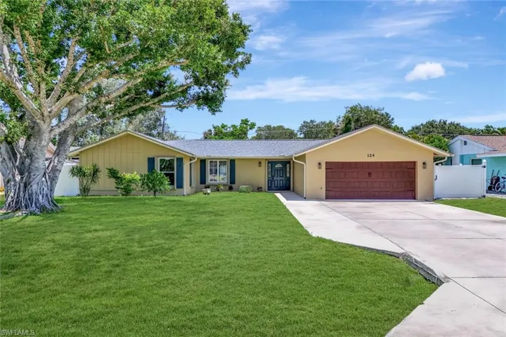 124  Flame Vine  DR, Naples, FL 34110