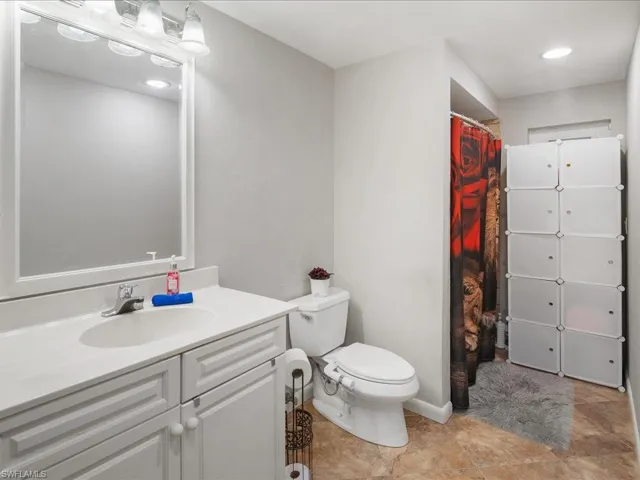 Guest bathroom shared by 2 guest bedrooms