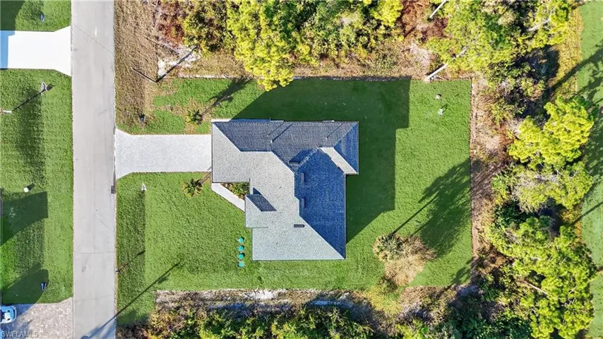 View of grassy yard