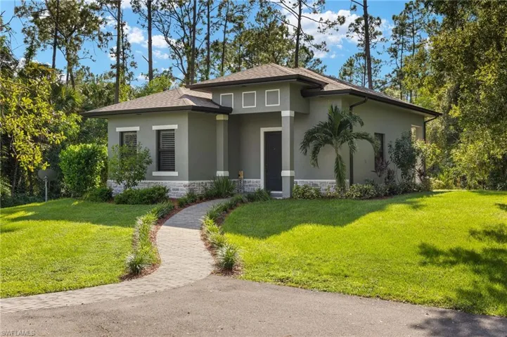 Prairie-style house with a front yard