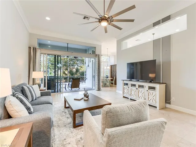 Silders open to the oversized lanai