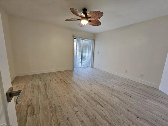Master room with light wood-type flooring and ceiling fan