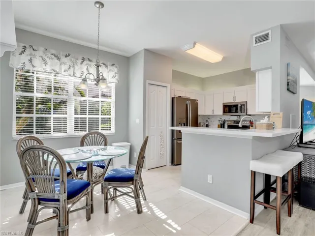 Kitchen & Eat-In Kitchen