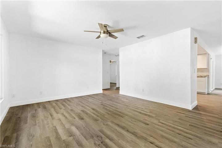 Livingroom unstaged
