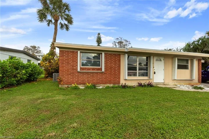 Bungalow featuring a front lawn