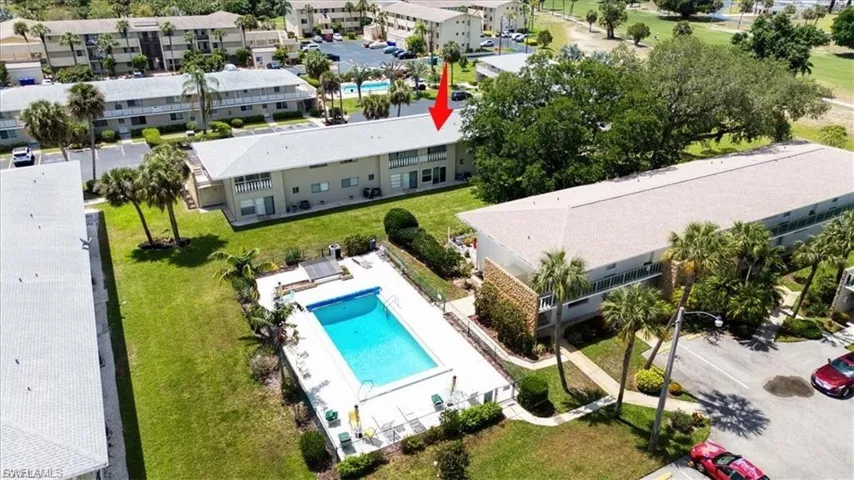 Bird's eye view of a pool area and apartment complex