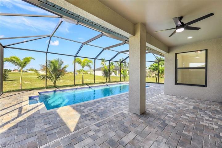 Outdoor living ample