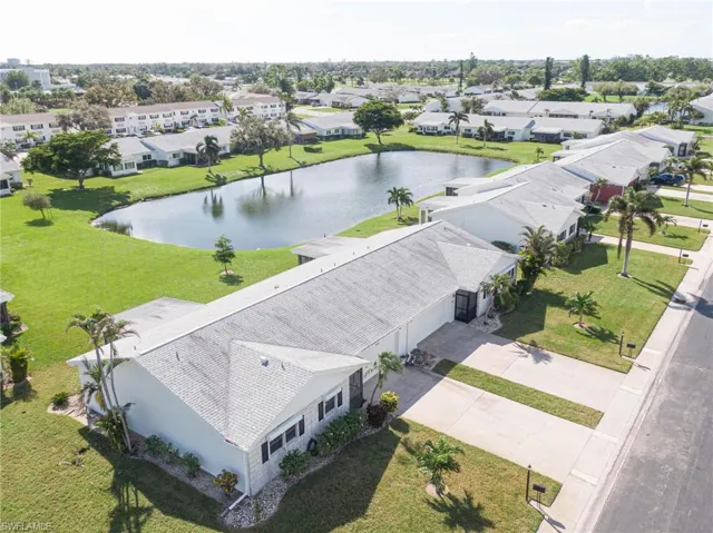 This beautifully maintained community is located  close to Beaches & lots of great shopping!