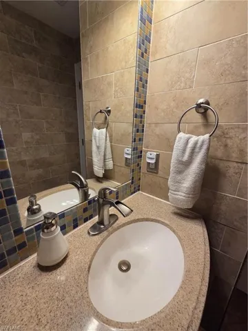 1050 NW 33rd  PL, Cape Coral, FL 33993