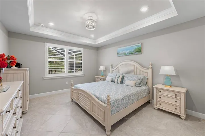 Master bedroom w/tray ceiling