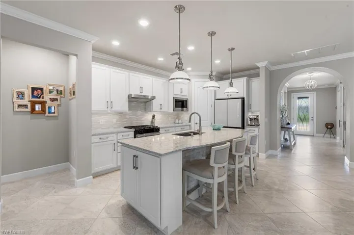 Light bright kitchen w/large island w/storage on both ends