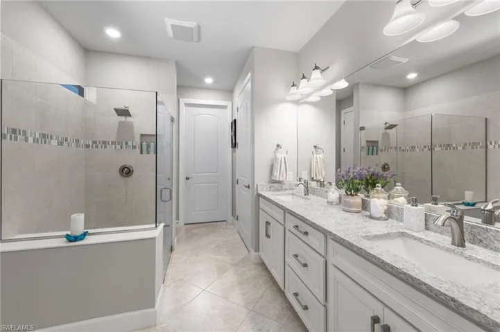 Master bath w/dual sinks, large walk-in shower