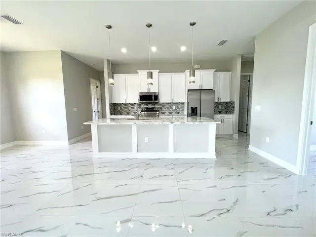 Kitchen/ Island