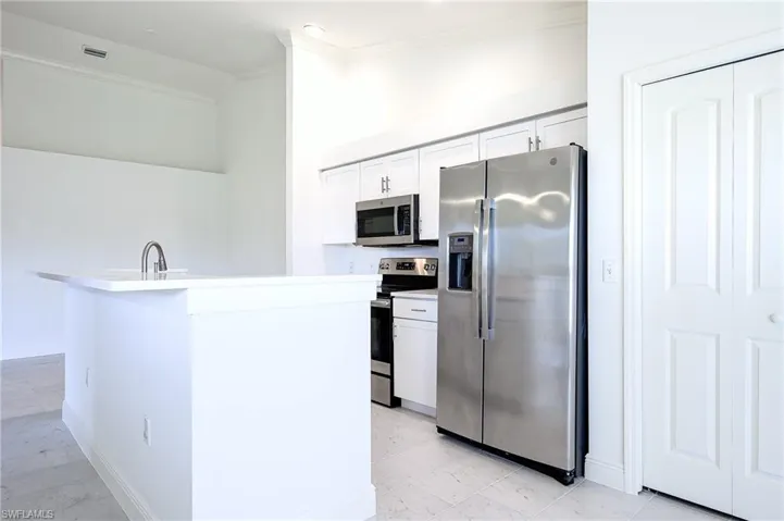 Kitchen Island and Kitchen