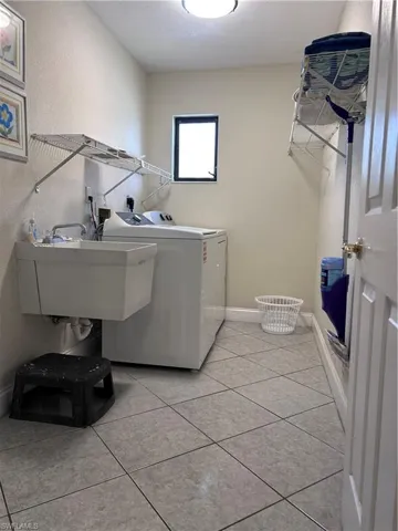 111 4th Pl, Cape Coral, Florida 33990