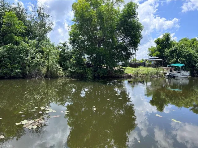 111 4th Pl, Cape Coral, Florida 33990