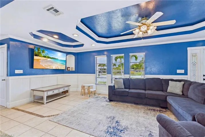 An open and airy gathering space designed for both everyday living and entertaining.