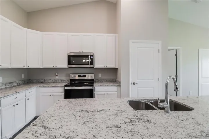 2902  7th W ST, Lehigh Acres, FL 33971
