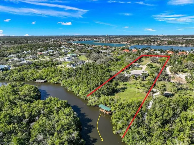 Acerage, Boating Access, adn centrally located near shops and dining.