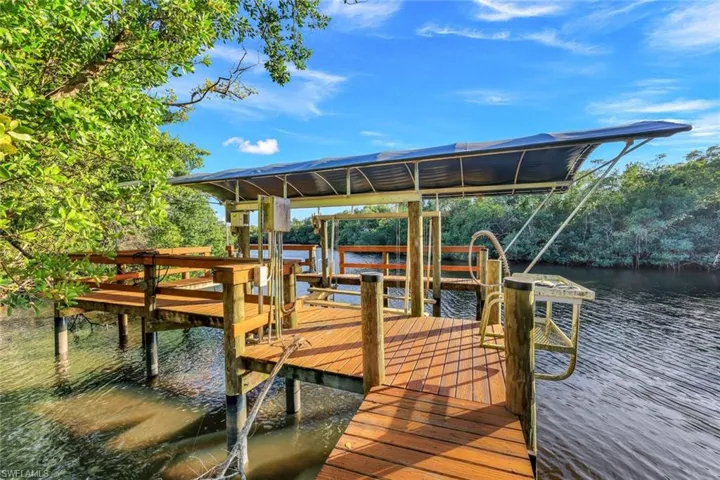 Dock with lift