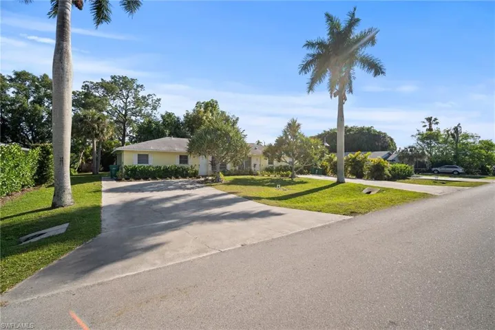 788  102nd N AVE, Naples, FL 34108