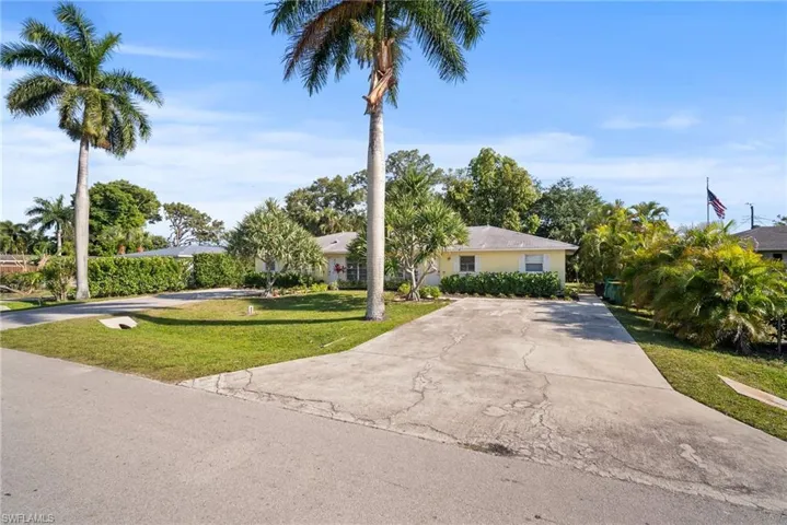 788  102nd N AVE, Naples, FL 34108