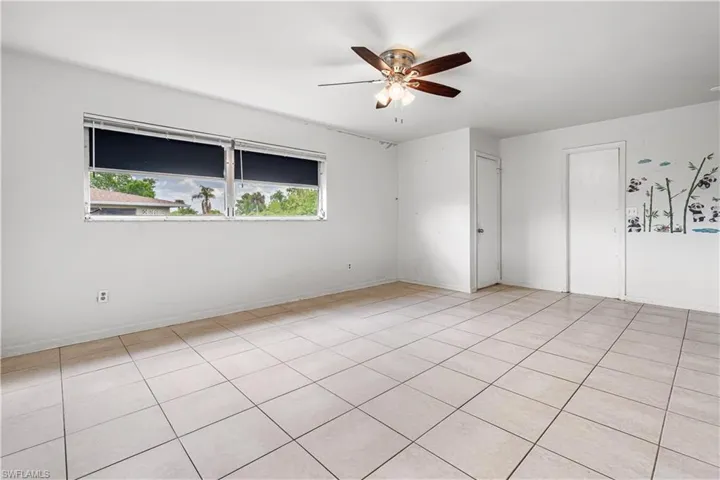 Tiled empty room with ceiling fan