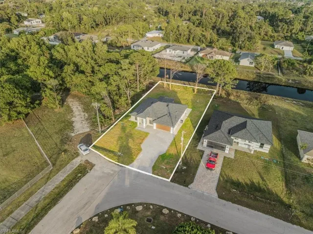 Aerial view of residential area featuring property parcel outlined