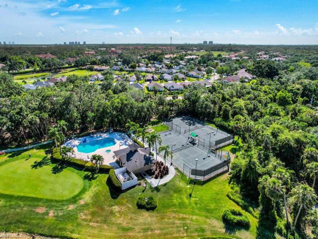 Pool & Tennis Courts Short Distance From The Home