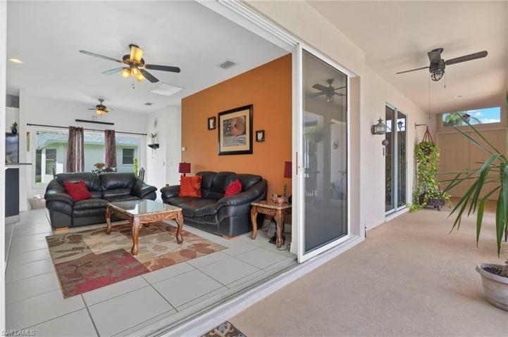 Living Area & Main Entrance