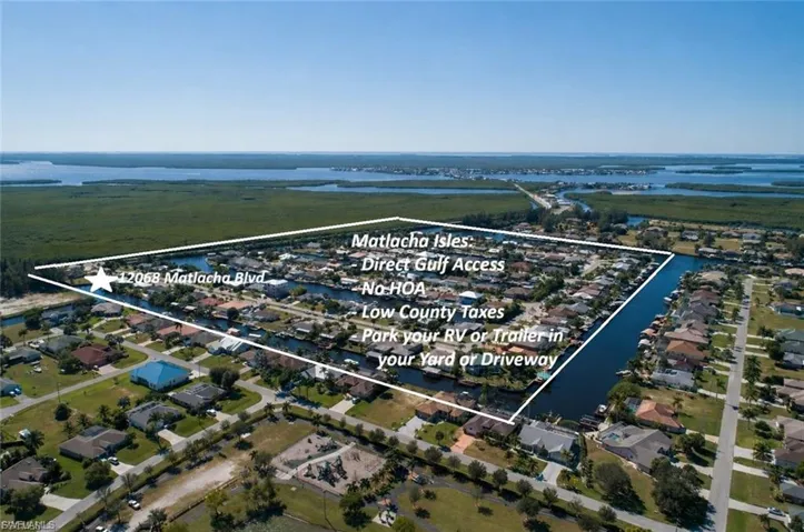 One of the best boating locations in SwFL! No Bridges between you and the Gulf. Located at entrance of Matlacha community famous for trendy restaurants, entertainment, art, and tourist venues.
