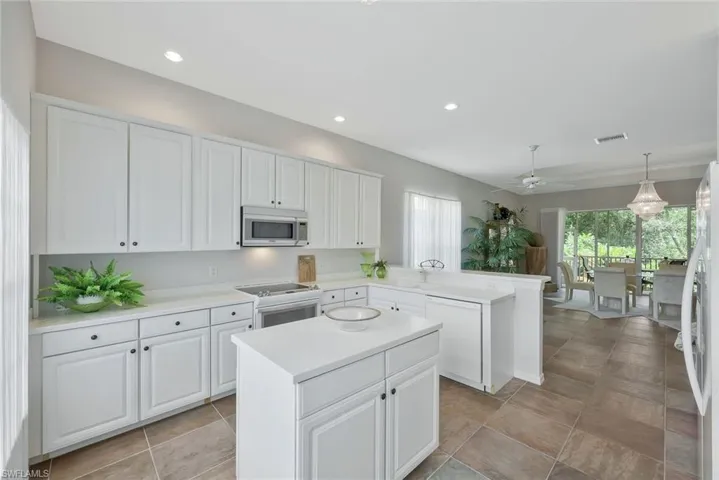 42" Upper Cabinets Fuse the Feeling of Luxury while Satisfying Practical Storage Needs