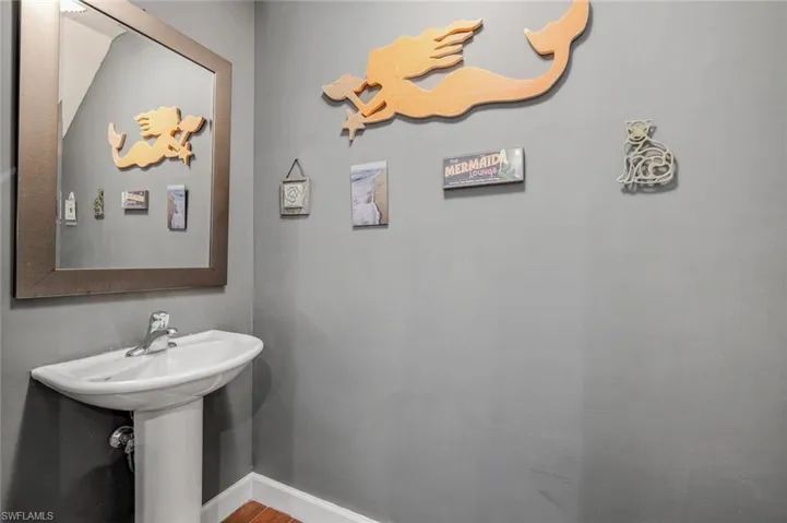 855  Hampton  CIR, Naples, FL 34105
