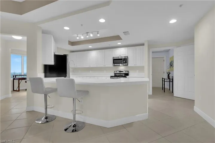 Kitchen w/ Breakfast Bar