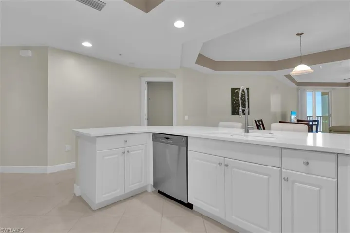 Kitchen w/ Lots Of Cabinetry