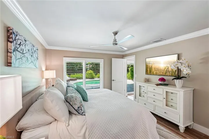 Crown molding and neutral wall tones