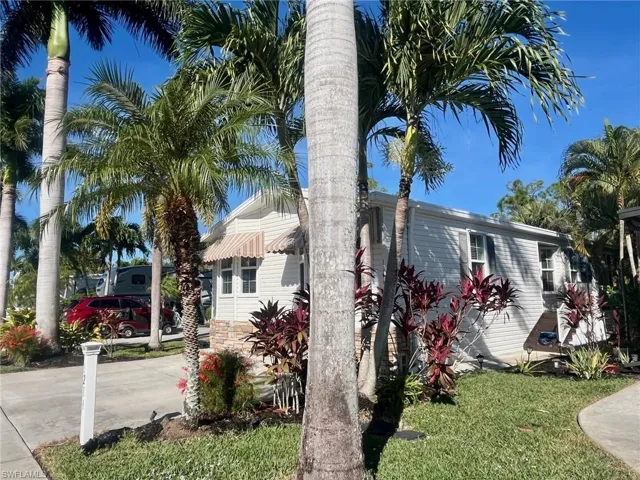 1284  Diamond Lake  CIR, Naples, FL 34114