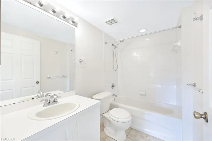 Primary en suite bathroom.