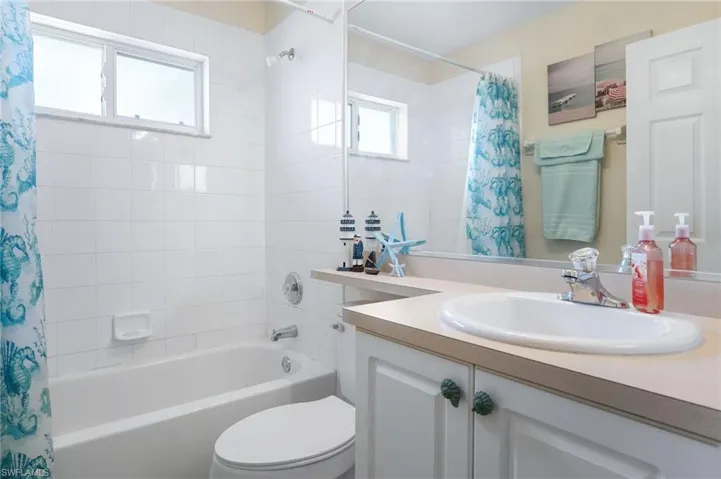 Full bathroom featuring toilet, vanity, and shower / bath combo